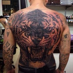 Огромный оскал тигра на спине
