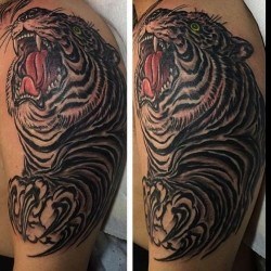 Оскал тигра с когтями на плече