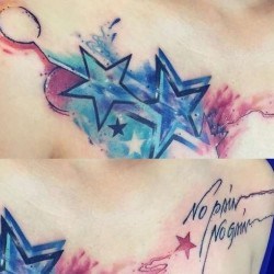 Две звезды в красках и надпись на груди