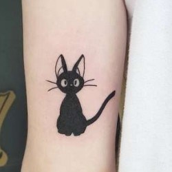 Черный кот на плече