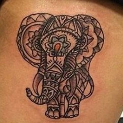 Слон из линий на плече