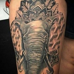 Слон с фигурами на плече