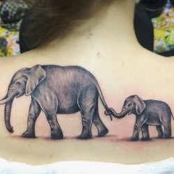 Слон со слоненком на спине