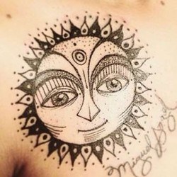 Солнце с надписью на груди