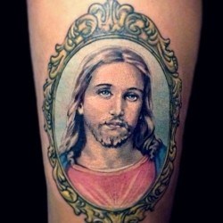 Портрет Иисуса в рамке на плече