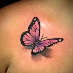 Бабочка с сиреневыми крыльями на груди