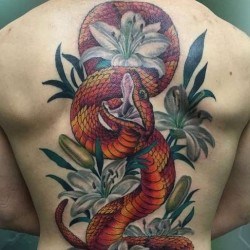 Змея в лилиях на спине