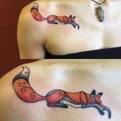 Рыжая лиса на груди