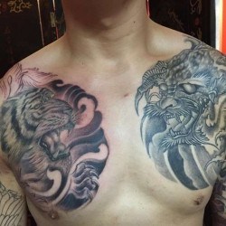 Демон и тигр на груди