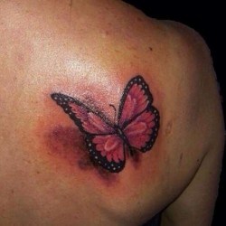 Бабочка с розовыми крыльями на лопатке