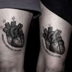 Два человеческих сердца и надписи на бедре