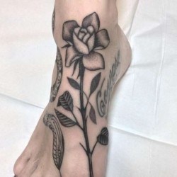 Цветок розы  на ступне (на ноге)