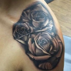Три черных розы на плече