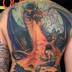 Громадный дракон на спине