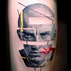 Eminem в виде абстрактной геометрии на бедре