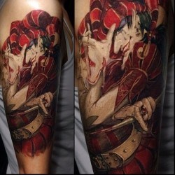 Кадр из аниме в красном цвете на плече