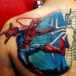 Человек-паук на спине