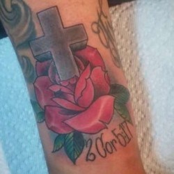 Тату крест и роза с надписью