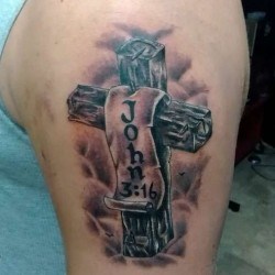 Крест и надпись john на плече