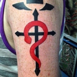 Тату крест с красной змеей