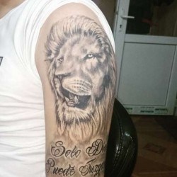 Лев и надпись на плече