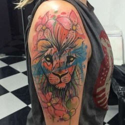 Лев в цветах и красках на плече