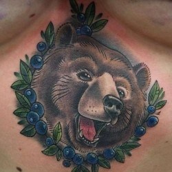 Медведь в чернике на груди