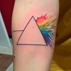 Треугольник с красками на предплечье