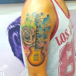 Гитара с розой в красках на плече