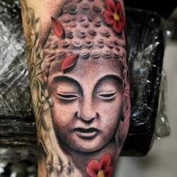 Будда с красными цветами на плече