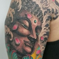 Будда с голубыми цветами на плече