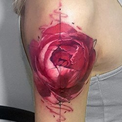 Тату розовая роза с абстрактным узором