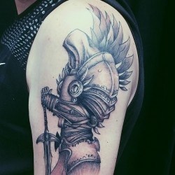 Архангел с крыльями и мечом на плече