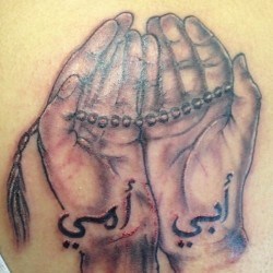 Тату руки молящегося с мусульманской надписью