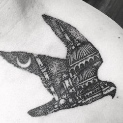 Птица с мечетью на ее фоне на плече