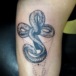 Уроборос в виде переплетеной змеи на плече