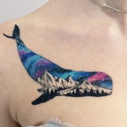 Тату абстрактный кит с горами и звездным небом