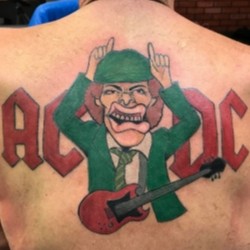 Зеленый человек с гитарой на спине