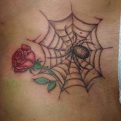 Паутина, паук и роза на плече