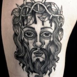 Иисус с шипами на голове  на плече (на руке)