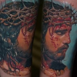 Иисус в крови на плече
