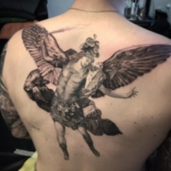 Тату архангел с крыльями