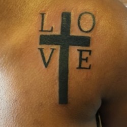 Крест и надпись love на груди