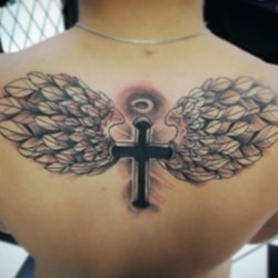 Крест с крыльями на спине
