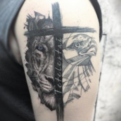 Лев, орел и крест на плече