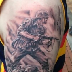 Солдат на поле боя на плече