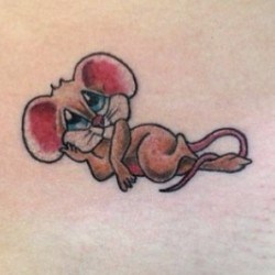 Мышка Джерри на животе