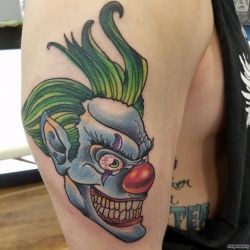 Клоун с зеленой гривой на плече