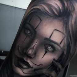 Клоун - лицо девушки на плече
