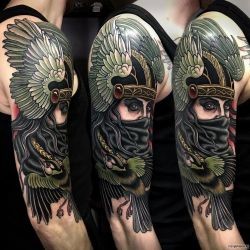 Валькирия с зеленой птицей на плече